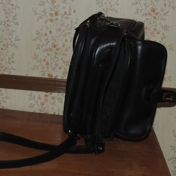 black purse faux leather man made material looks like 10 poches to put stuff - Picture 2 of 5